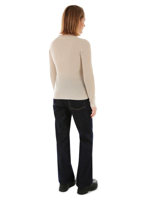 Товар бежевого цвета с внутренней стороны