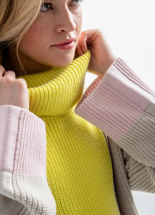 Товар бежевого цвета с внутренней стороны