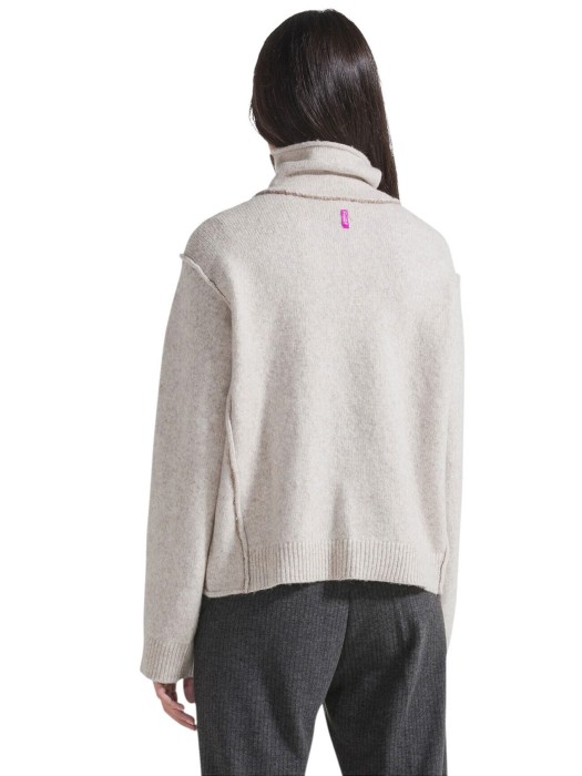 свитер женский  от бренда deha вид слева