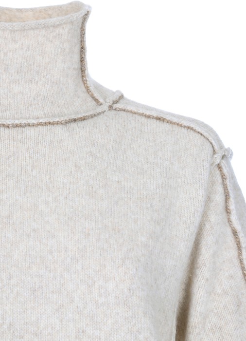 Товар бежевого цвета с внутренней стороны