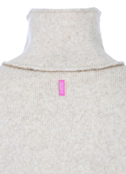 свитер женский  городского стиля с лицевой стороны