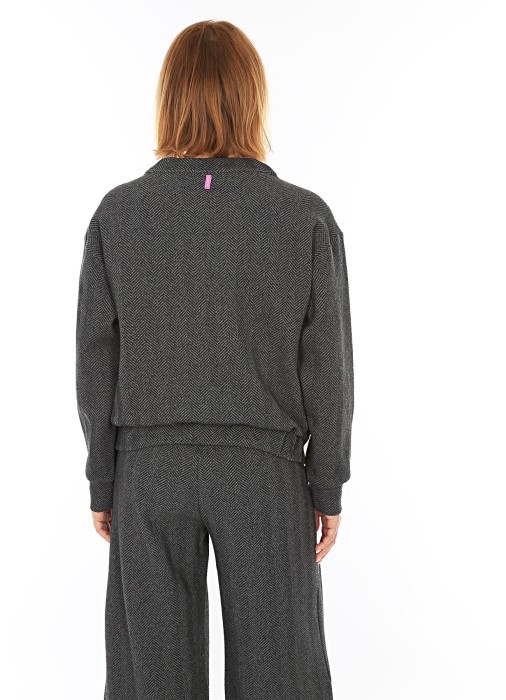 свитшот женский  универсального стиля с лицевой стороны