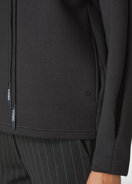 Товар черного цвета с внутренней стороны