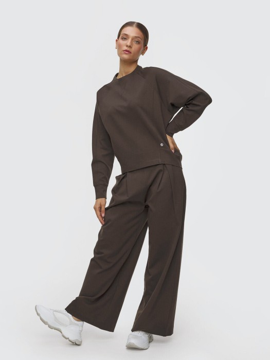 Товар коричневого цвета с внутренней стороны