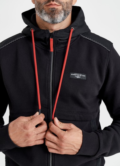 Товар черного цвета с внутренней стороны