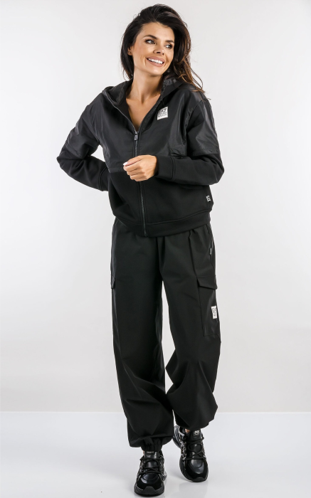 Товар черного цвета с внутренней стороны