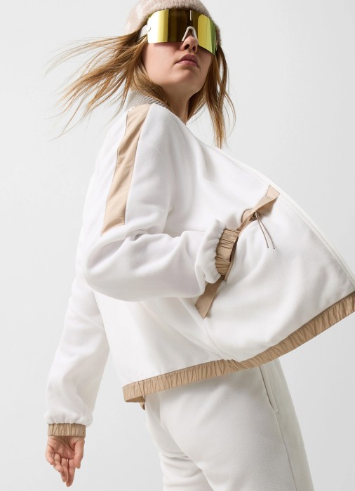 Товар белого цвета с внутренней стороны