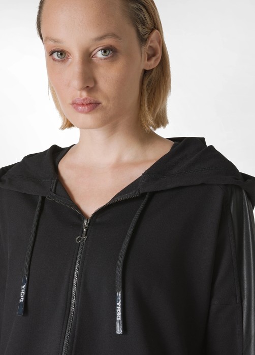 Товар черного цвета с внутренней стороны