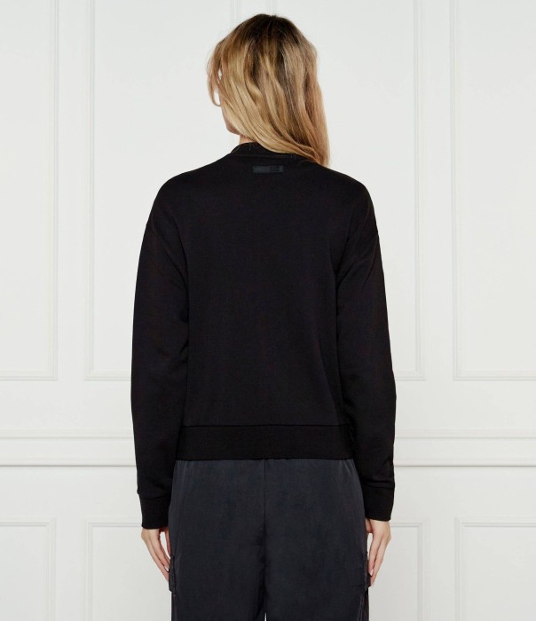 Товар черного цвета с внутренней стороны