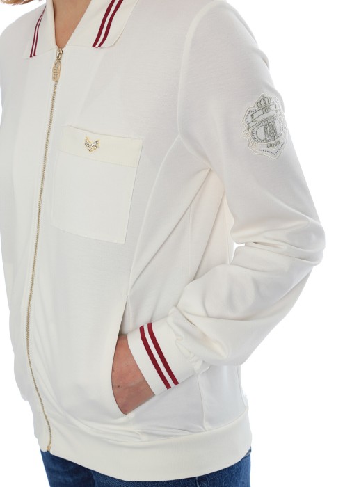 Товар белого цвета с внутренней стороны