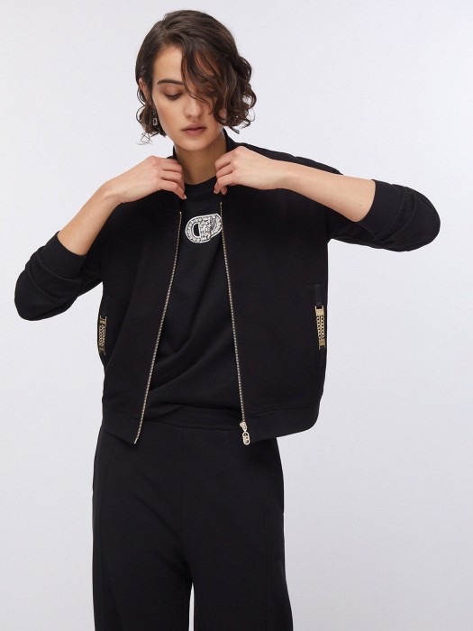 Товар черного цвета с внутренней стороны