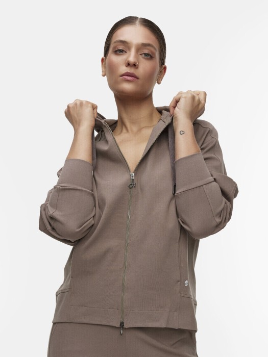 Товар коричневого цвета с внутренней стороны