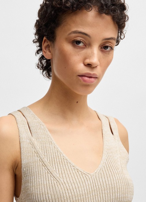 Товар бежевого цвета с внутренней стороны