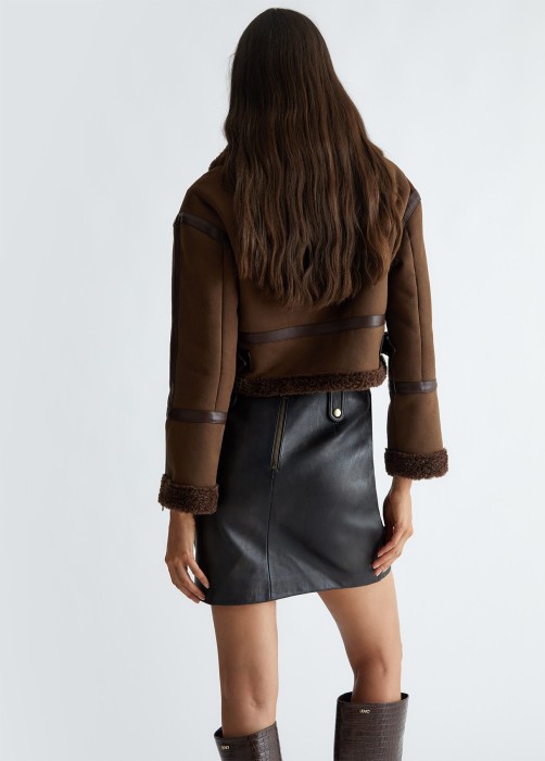 Товар коричневого цвета с внутренней стороны