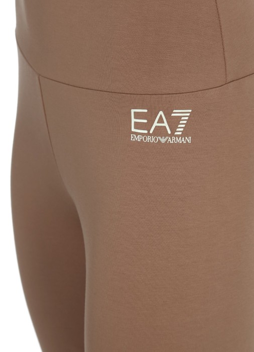 Товар коричневого цвета с внутренней стороны