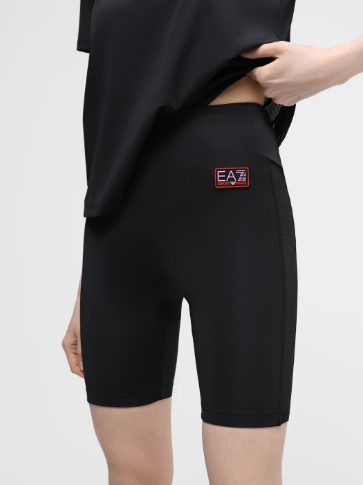 Товар черного цвета с внутренней стороны