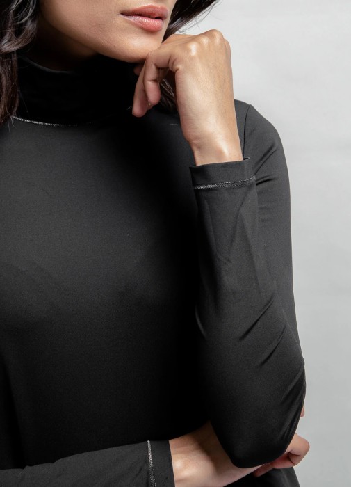 Товар черного цвета с внутренней стороны