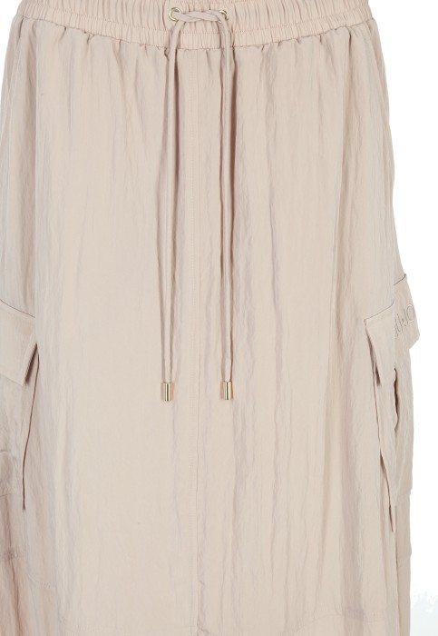 Товар бежевого цвета с внутренней стороны