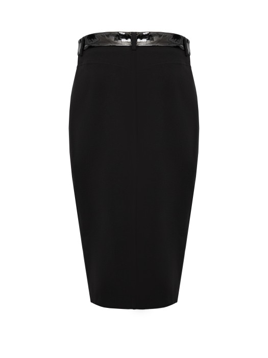 Товар черного цвета с внутренней стороны