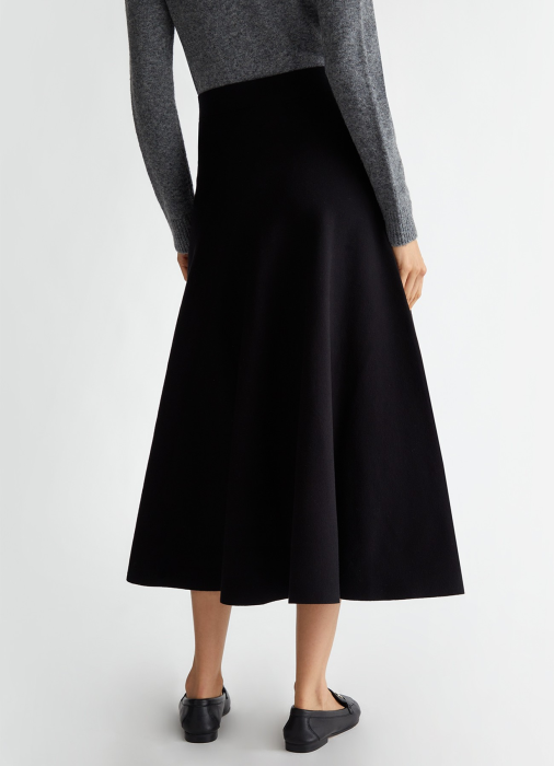 Товар черного цвета с внутренней стороны