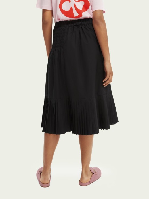 Товар черного цвета с внутренней стороны