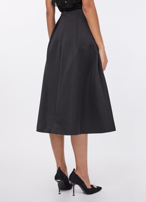 Товар черного цвета с внутренней стороны