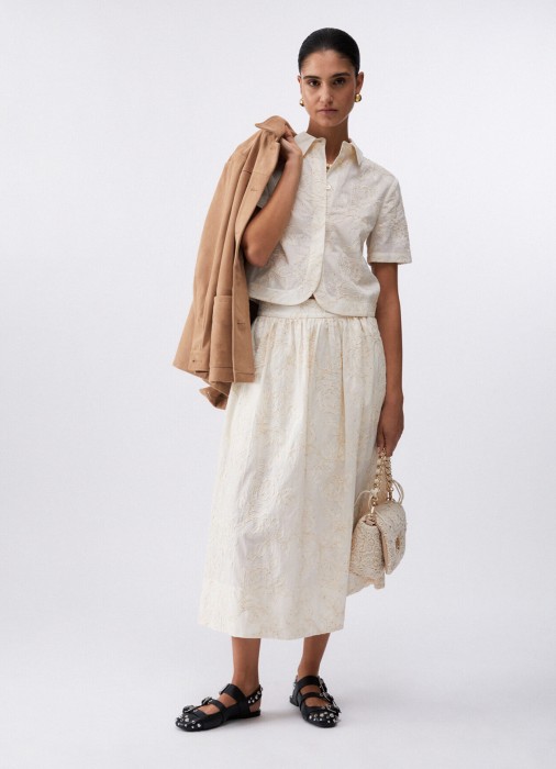 Товар бежевого цвета с внутренней стороны