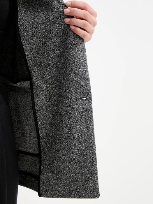 Товар серого цвета с внутренней стороны