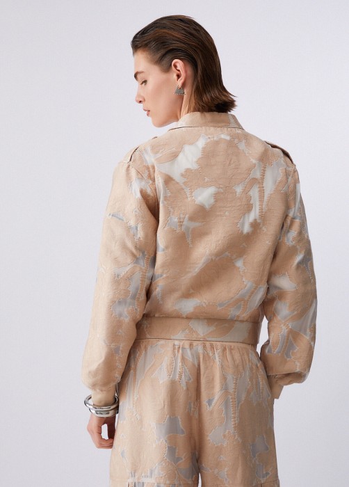 Товар бежевого цвета с внутренней стороны