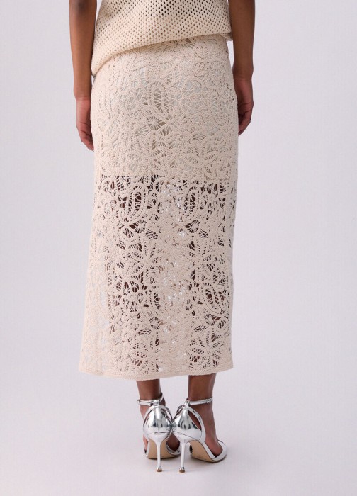 Товар бежевого цвета с внутренней стороны