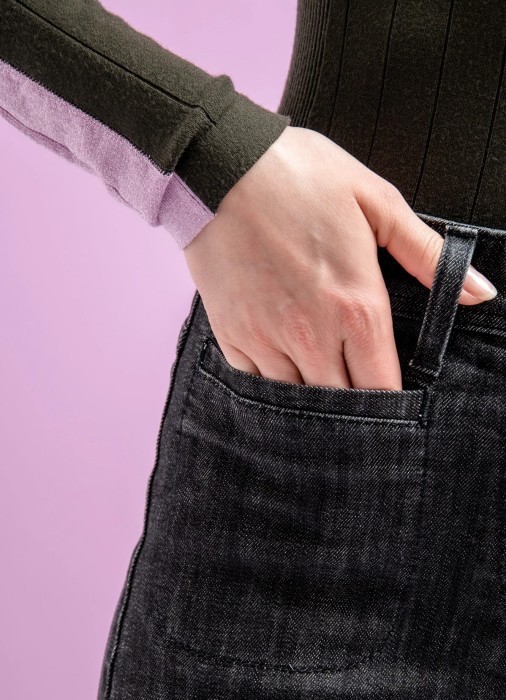 Товар черного цвета с внутренней стороны