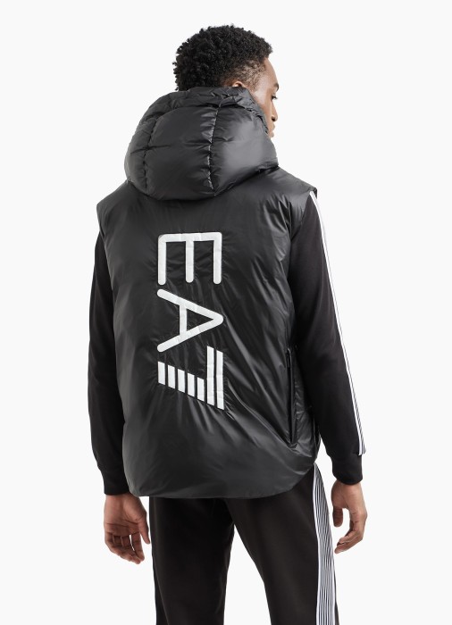 Товар черного цвета с внутренней стороны