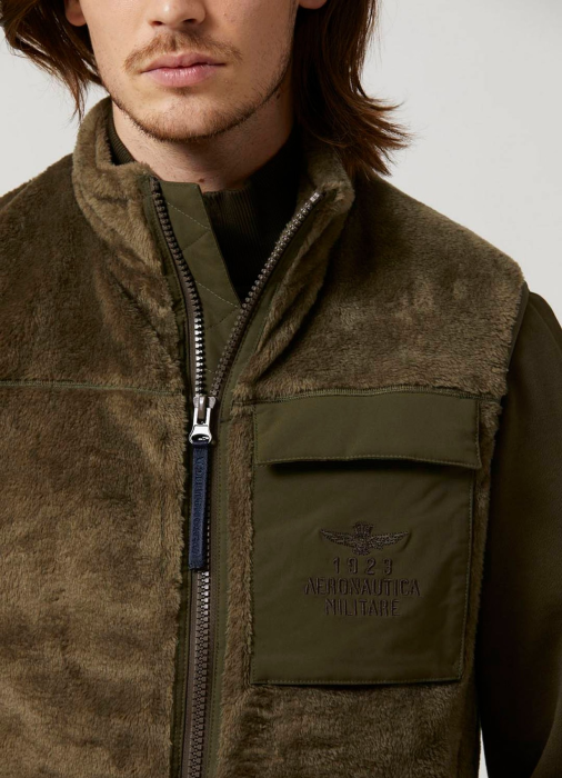 Товар хаки цвета с внутренней стороны