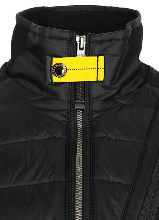 Товар черного цвета с внутренней стороны