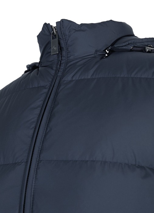 жилет мужской  спортивного стиля с лицевой стороны