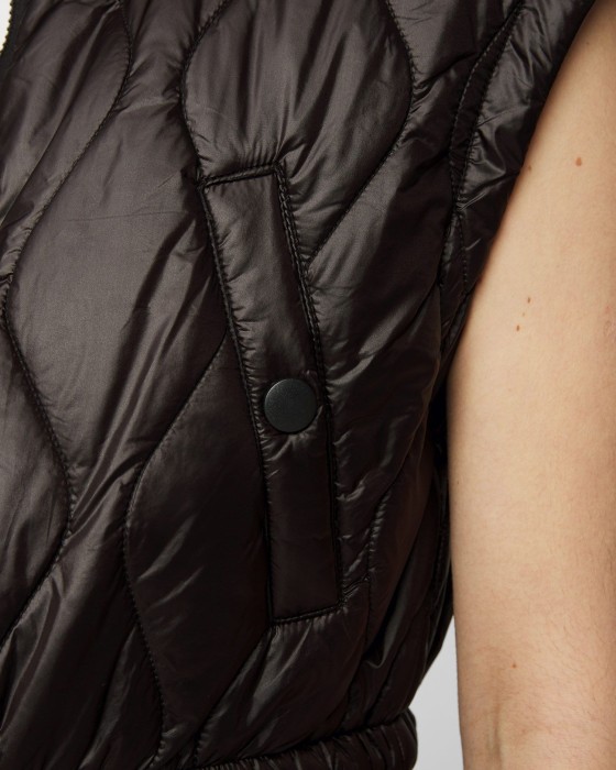 жилет женский light padded vest  по цене 18080 руб вид справа