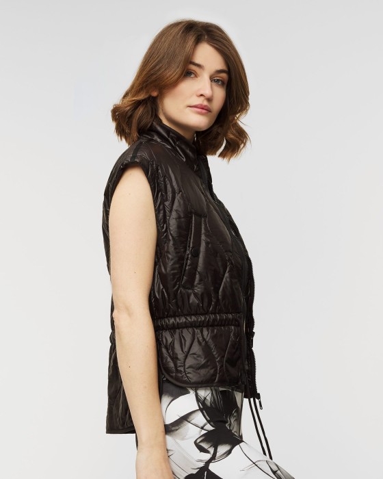 Товар черного цвета с внутренней стороны