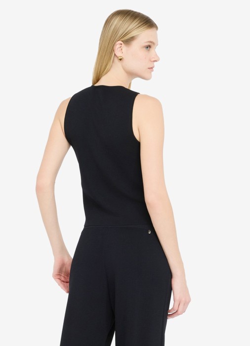 Товар черного цвета с внутренней стороны