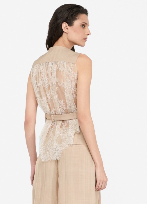 Товар бежевого цвета с внутренней стороны