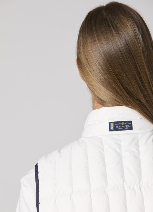 Товар белого цвета с внутренней стороны