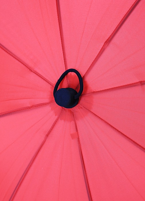 Товар красного цвета с внутренней стороны