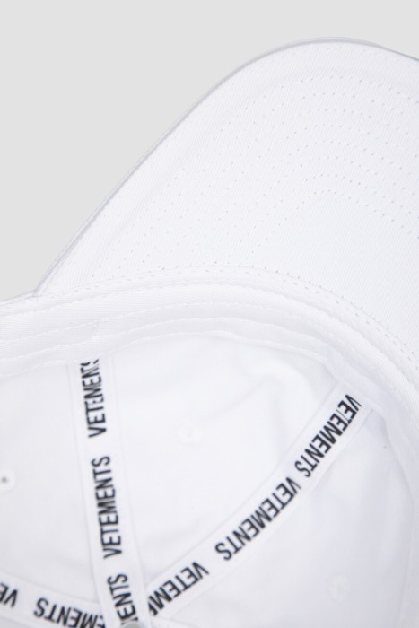 бейсболка  модель из лимитированной коллекции классического стиля с лицевой стороны