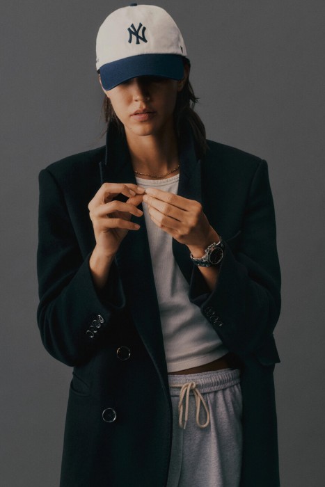 бейсболка sporty&rich модель yankees serif от бренда sporty & rich вид слева