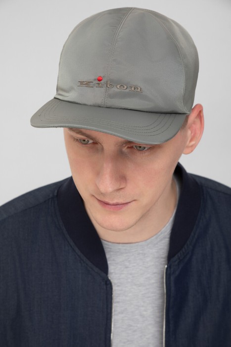 бейсболка  по цене 29000 руб вид справа