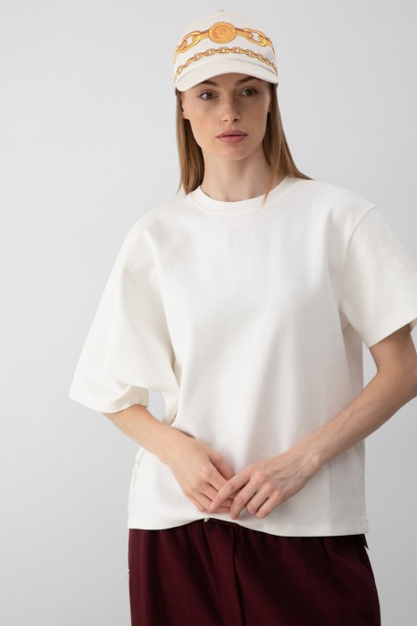 бейсболка  от бренда versace вид слева