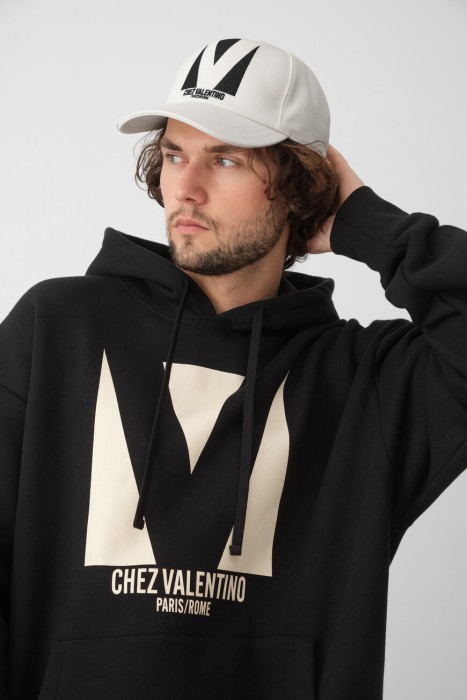 бейсболка  от бренда valentino вид слева