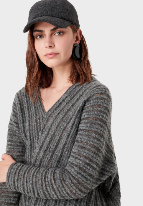 Товар коричневого цвета с внутренней стороны