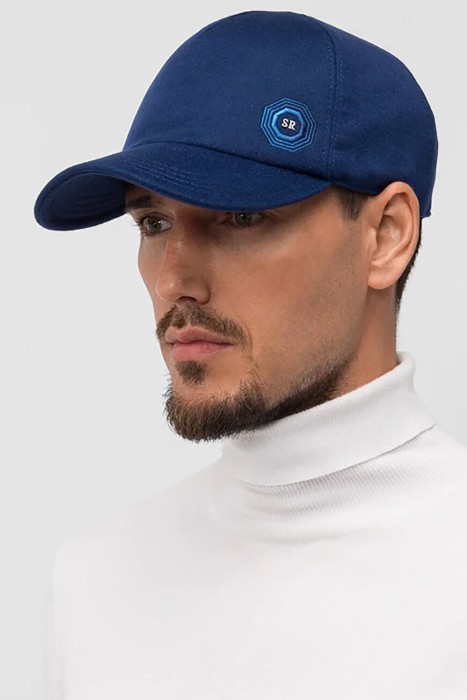 бейсболка  по цене 94000 руб вид справа