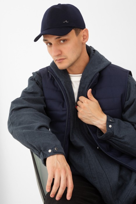 бейсболка  по цене 28500 руб вид справа