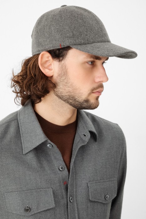 бейсболка  от бренда isaia вид слева